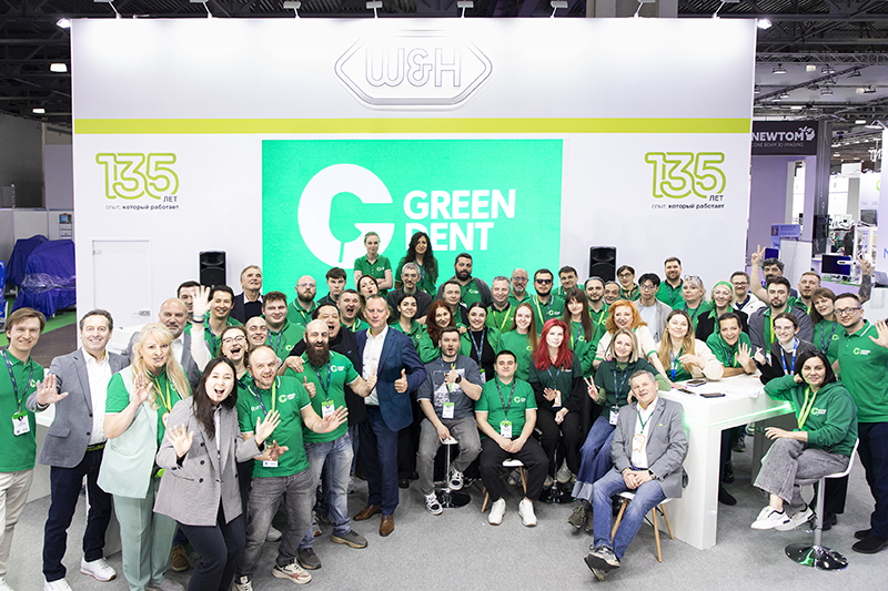Green Dent общее фото Dental Salon 2026_на сайт с Жаном.jpg